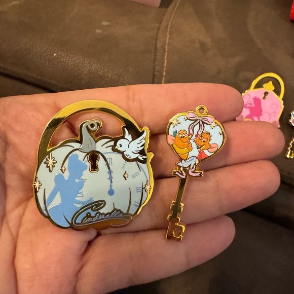 Disney Princess Enchanted Keychain Collection - Picture 3 of 4